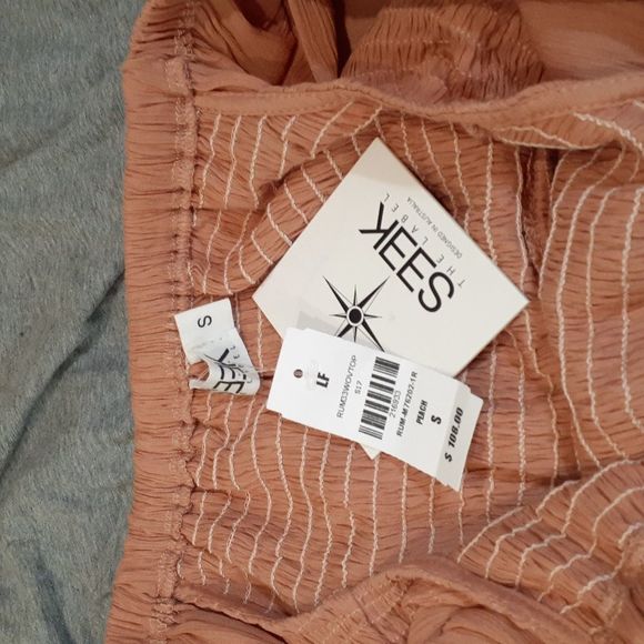 LF Smocked Flowy Crepe Off-Shoulder Boho Crop Top Small Melon NWT - Picture 2 of 7